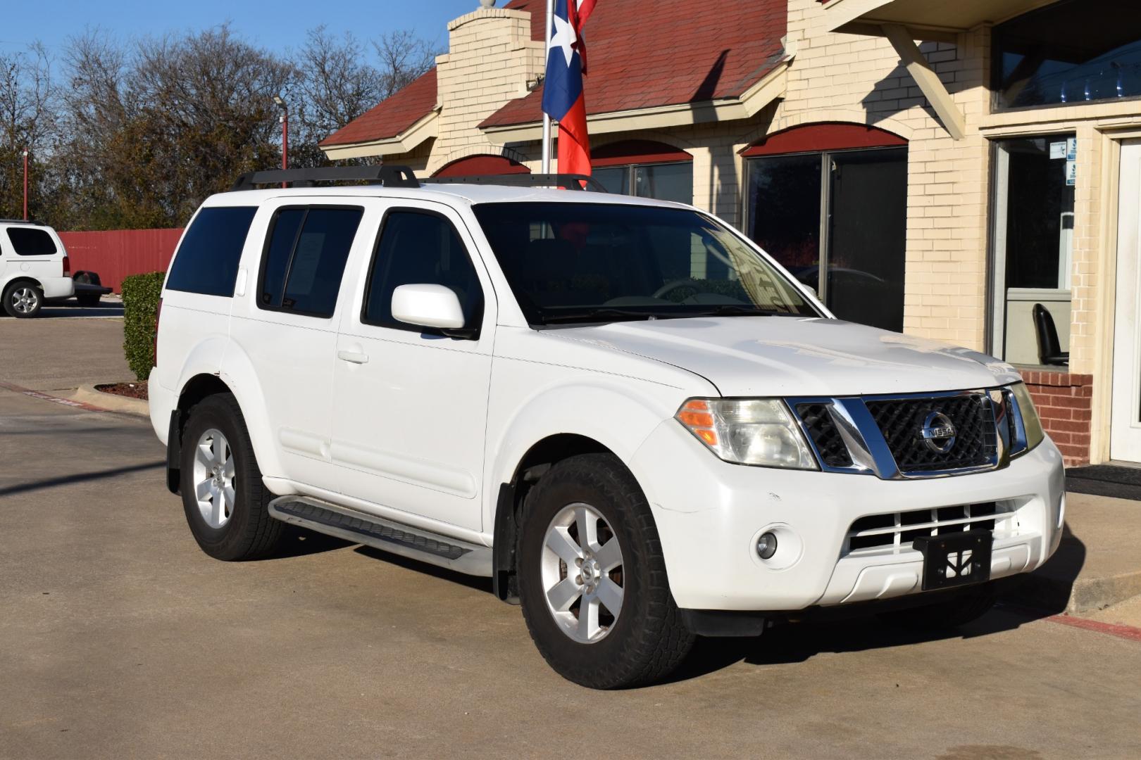 2009 White /Tan Nissan Pathfinder (5N1AR18U89C) , located at 5925 E. BELKNAP ST., HALTOM CITY, TX, 76117, (817) 834-4222, 32.803799, -97.259003 - Photo#5
